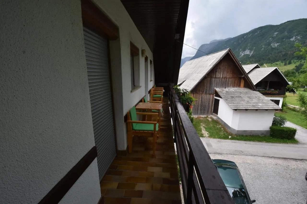Balkon s stoli in razgledom na sosednje hiše in gore