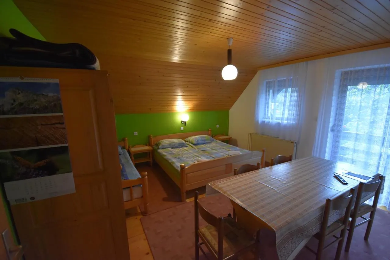 Spalnica pod lesenim stropom v apartmaju 33 m²