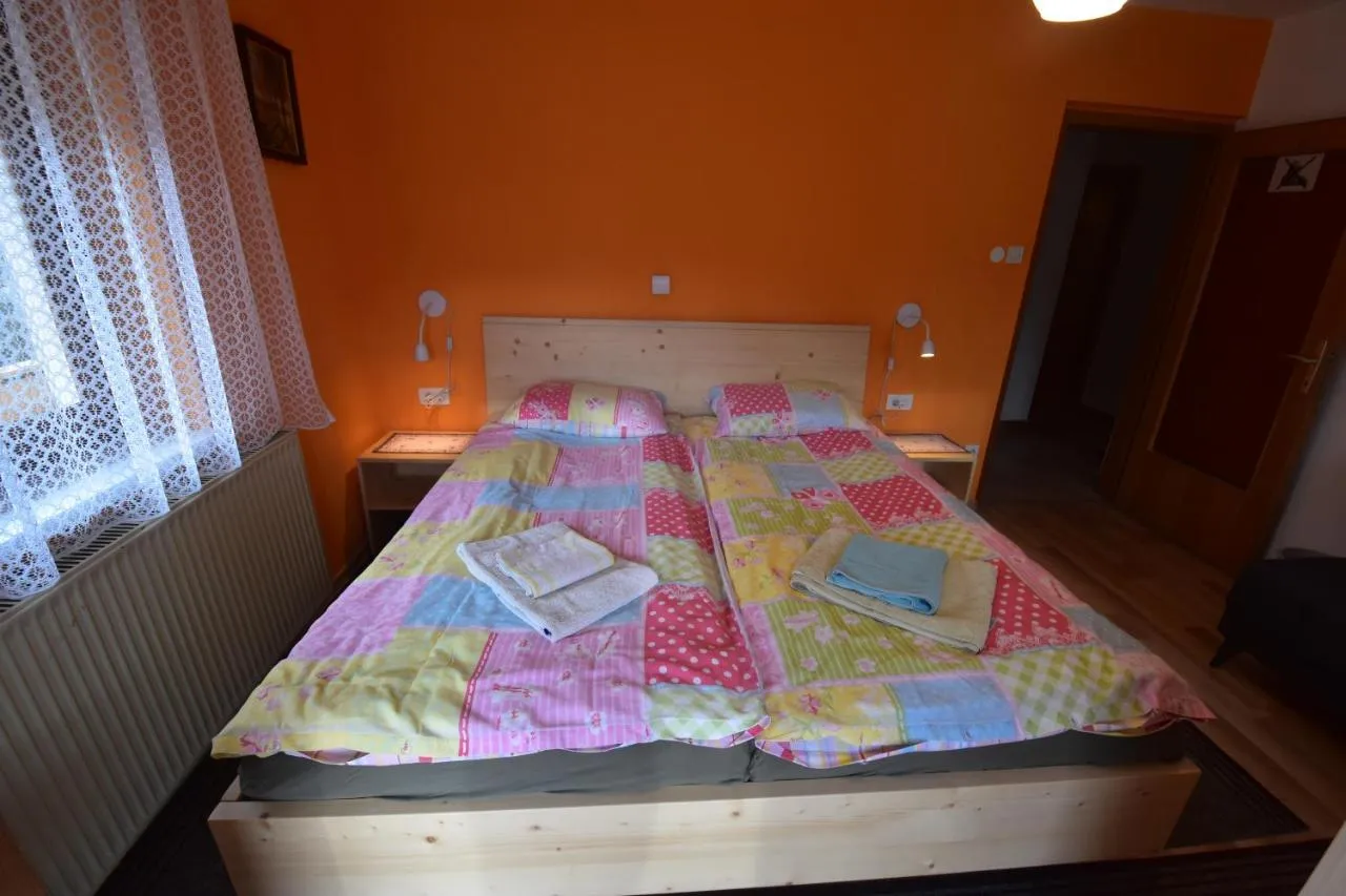 Spalnica v apartmaju 46 m² z barvno posteljnino