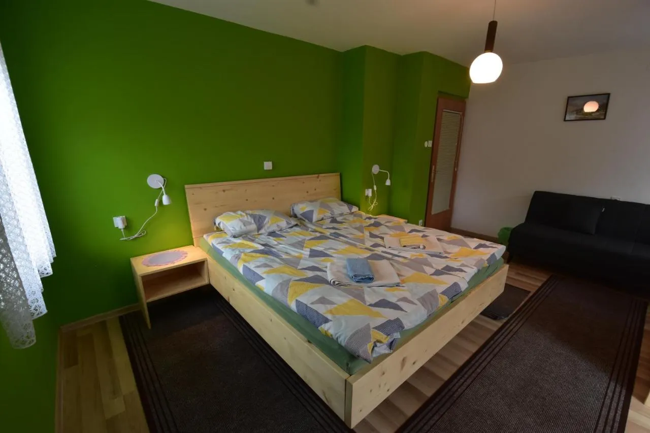 Druga spalnica z zelenimi stenami
