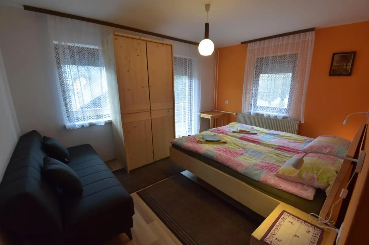 Spalnica z oranžno steno in kavčem