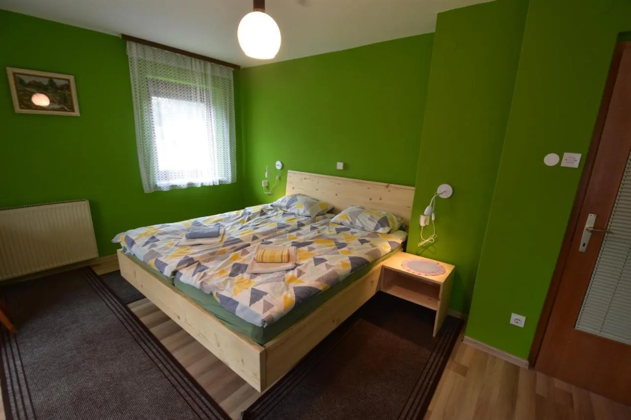 Zakonska postelja v zeleni spalnici