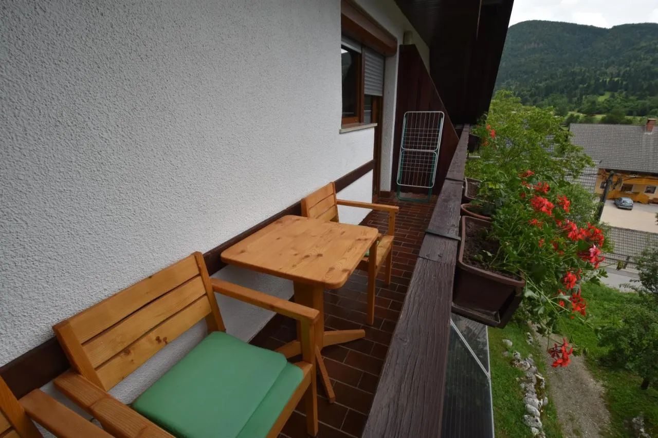 Balkon s klopjo, mizo in razgledom na gore