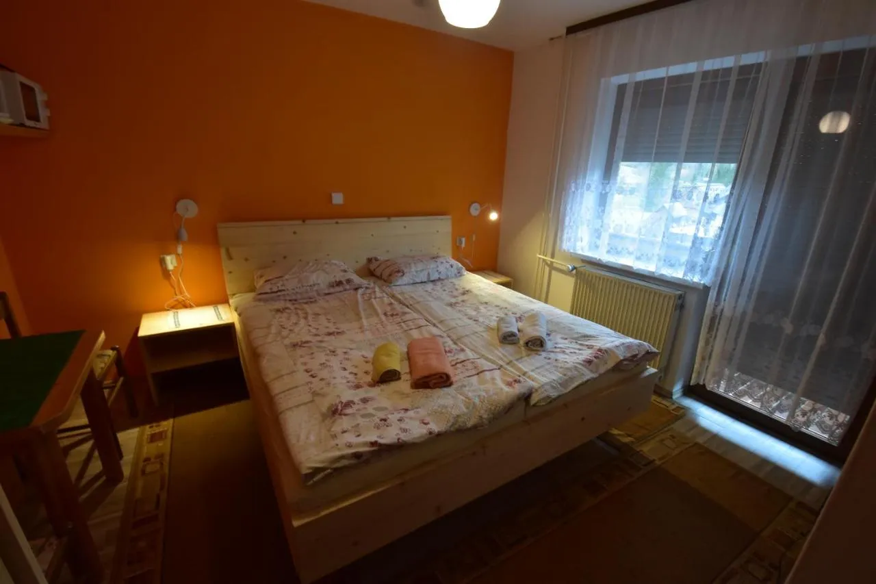 Soba 16 m² z oranžno steno in zakonsko posteljo