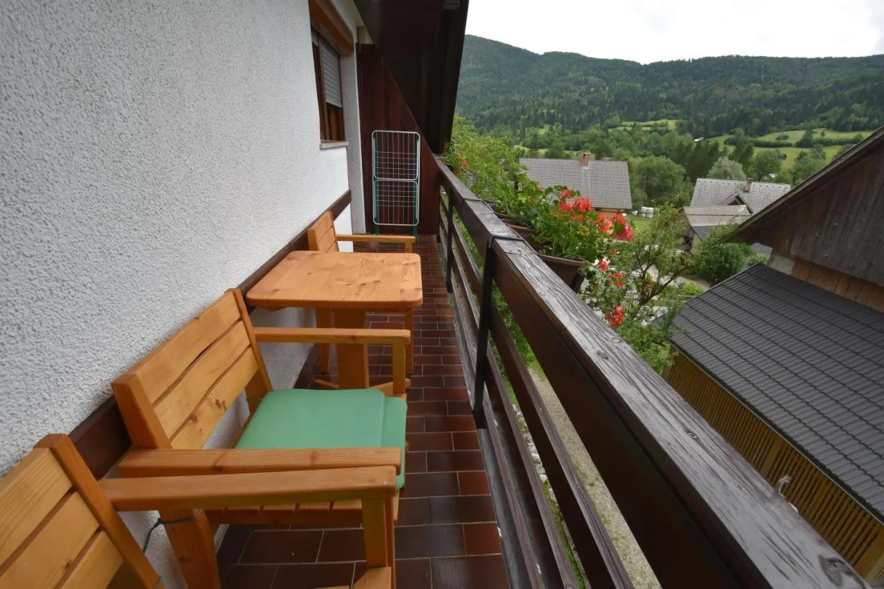 Balkon sobe za tri z leseno klopjo in mizo