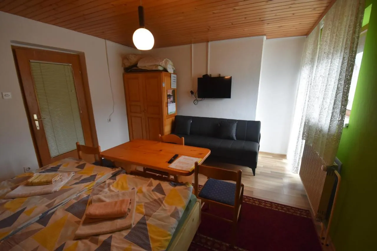 Zakonska postelja in kavč v sobi za tri