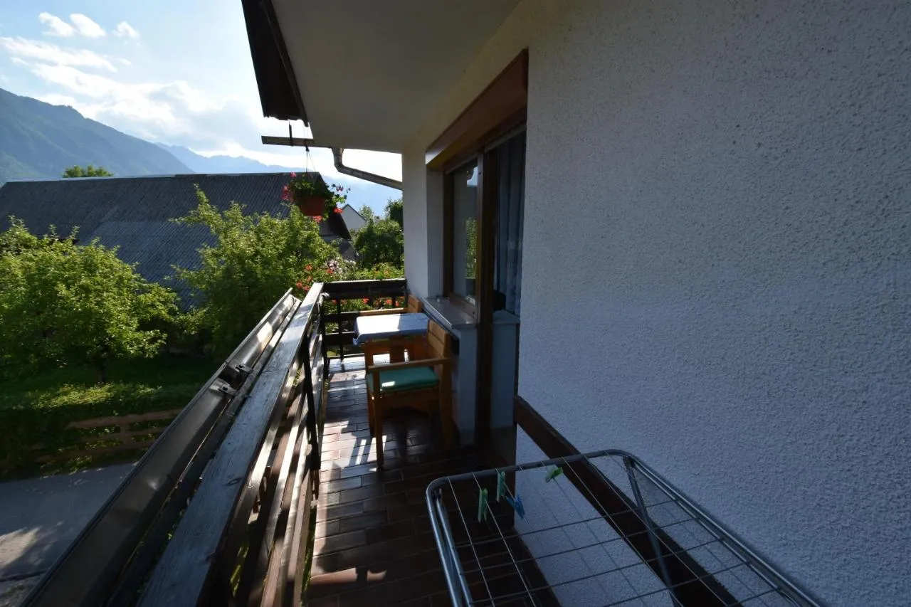 Balkon sobe z razgledom na vas