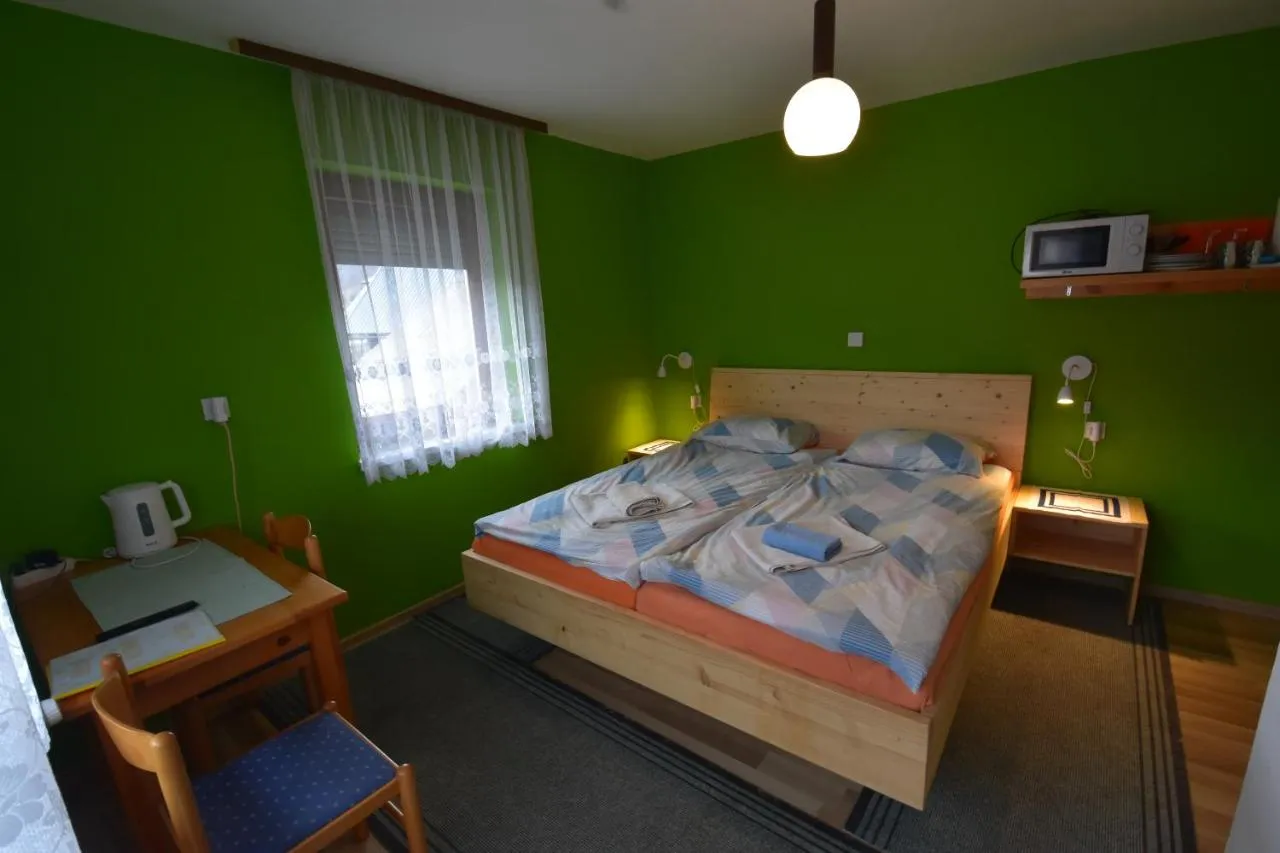 Soba 19 m² z zakonsko posteljo in zeleno steno