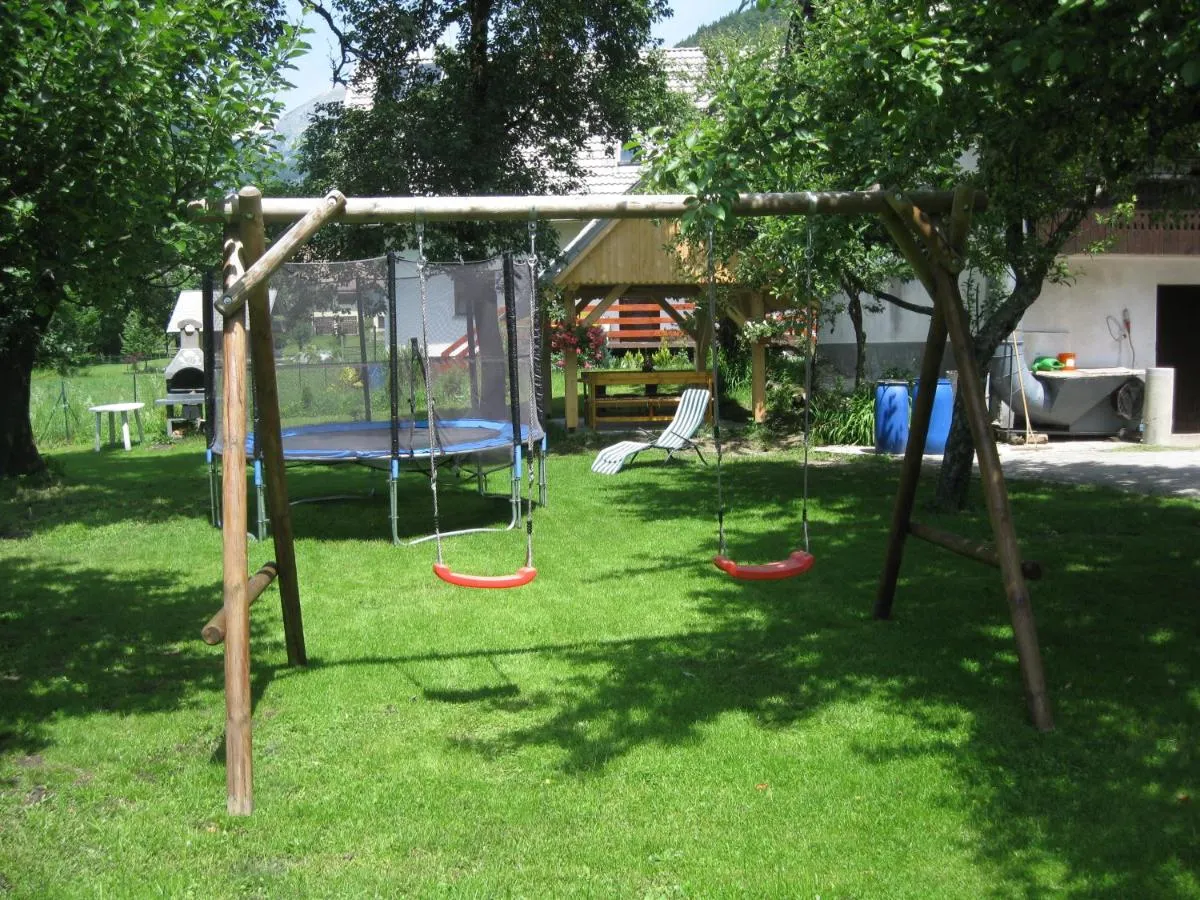 Gugalnice in trampolin na vrtu za hišo